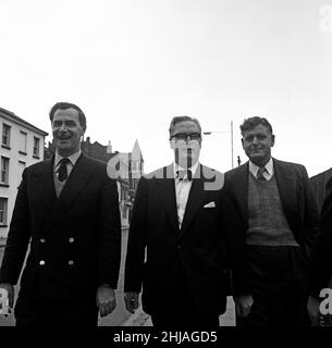 Audience sur le vol de train postal, Aylesbury.Insp. Dét.John Hensley, au centre.8th octobre 1963. Banque D'Images