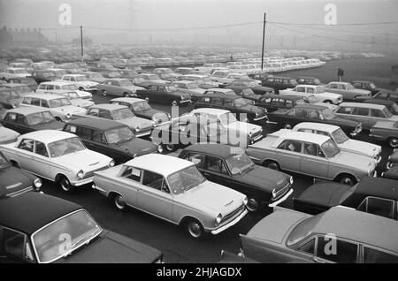 Scènes à l'usine de Ford à Dagenham, Essex montrant des voitures garées à l'extérieur de l'usine après avoir débarqué de la chaîne de production.24th janvier 1964. Banque D'Images