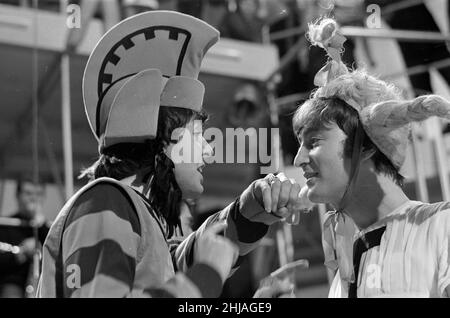 Paul McCartney et John Lennon, des Beatles, ont répété pour le tournage de « Around the Beatles » autour des Beatles, un événement spécial de 1964 mettant en vedette les Beatles, produit par Jack Good pour ITV/Rediffusion London photo prise le 21st avril 1964 Banque D'Images