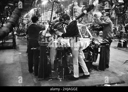 Scènes générales à l'intérieur de l'usine de Ford à Dagenham, Essex, montrant des voitures sur la chaîne de production.24th janvier 1964. Banque D'Images