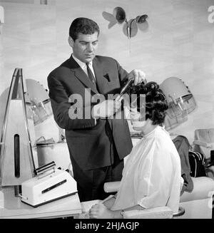 Femme a ses cheveux coupés et courbés à la commodes de cheveux, 7th juin 1962 Banque D'Images