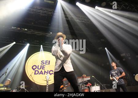 Curitiba, Parana, Brésil.27th janvier 2022.(INT) spectacle du groupe 'eu sei que tu danca' à Live Curitiba.27 janvier 2022, Curitiba, Parana, Brésil: Spectacle du groupe 'eu sei que tu danca' qui ouvre les représentations des chanteurs brésiliens Seu Jorge et Alexandre pires, à Live Curitiba, dans le quartier de Novo Mundo, dans la capitale de Parana, le jeudi (27) (Credit image:© Edson de Souza/TheNEWS2 via ZUMA Press Wire) Banque D'Images