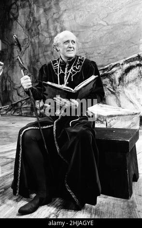 La première représentation de « The Tempest » de William Shakespeare aura lieu le 29th mai 1962 au Old Vic Theatre, Waterloo Road, Londres.Le réalisateur est Oliver Neville, designer Leslie pressé, compositeur Michael Trippett.Sur la photo, Alastair SIM est Prospero.28th mai 1962. Banque D'Images