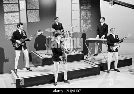 Les cinq Dave Clark se sont performances dans un studio.Vers 1964. Banque D'Images