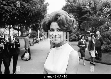 Irina Demick, actrice française, au Royaume-Uni pour commencer le travail sur le nouveau film, ces magnifiques hommes dans leurs machines de vol, dans lequel elle joue les multiples personnages de comme Brigitte, Ingrid, Marlene, Fran?oise, Yvette et Betty.Irina Demick séjourne à l'hôtel Savoy de Londres, photographié lors d'un appel photo dans les jardins d'Embankment, le jeudi 11th juin 1964. Banque D'Images