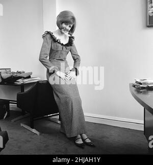 Noir cilla, personnalité de chanteur et de télévision photographiée dans ce dispositif posé pour le Daily Mirror.À l'époque de cette photo, Cilla Black avait libéré son célibataire de 2nd personnes qui avaient un coeur, qui est allé au numéro un dans les graphiques du Royaume-Uni.Photo prise le 21st février 1964 Banque D'Images