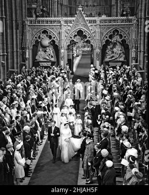 Sir Angus James Bruce Ogilvy et sa mariée la princesse Alexandra de Kent, cousine à la reine que l'on voit ici le jour de leur mariage, quittant l'abbaye de Westminster, suivie de leurs demoiselles d'honneur la princesse Anne, Georgina Butters, l'archiduchesse Elizabeth d'Autriche et le garçon de page David Ogilvy.23rd avril 1963 Banque D'Images