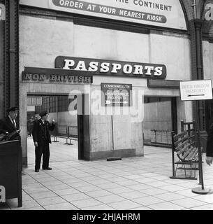La Loi sur l'immigration du Commonwealth entre en vigueur au port de Douvres.1st juillet 1962.le personnel de British Rail à la gare de Douvres est prêt à guider les passagers qui débarquent des ferries de la Manche au contrôle correct des passeports. Banque D'Images
