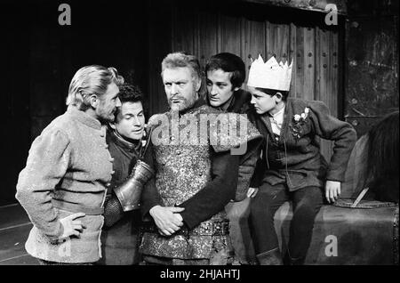 Appel photo pour la pièce William Shakespeare « Edward IV » au Royal Shakespeare Memorial Theatre, Stratford-upon-Avon.En photo, Roy Dotrice (Edward IV), Ian Holm (Richard de Gloucester), Donald Sinden (Richard de York), Charles Kay (Clarence) et Peter Gatrell (comte de Rutland).15th juillet 1963. Banque D'Images