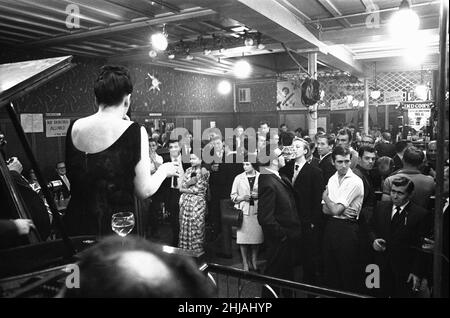 Une chanteuse de cabaret se présentant dans un pub du quartier est de Londres le samedi soir.6th juillet 1963 Banque D'Images