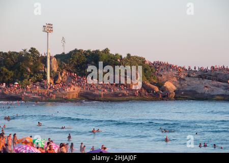 Coucher de soleil vu de Pedra do Arpoador à Rio de Janeiro, Brésil - 17 janvier 2022: Personnes attendant le coucher de soleil à Pedra do Arpoador à Rio de Janeiro. Banque D'Images