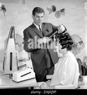 Femme a ses cheveux coupés et courbés à la commodes de cheveux, 7th juin 1962 Banque D'Images