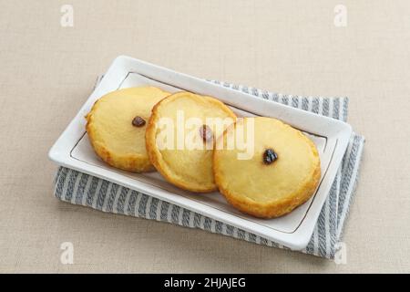 Kue Lumpur ou Mud Cake, en-cas traditionnel indonésien à base de pommes de terre, de farine, d'œufs et de lait de coco nappés de raisins secs.Mise au point sélectionnée. Banque D'Images