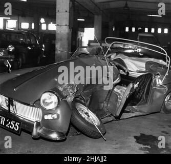 La star du quartier trois Johnny Haynes, se détend dans son lit d'hôpital après avoir été informé qu'il sera sorti de Soccer pendant six semaines.Le footballeur de 100 £ par semaine a été pris au piège lorsqu'une voiture de fille (à droite) s'est écrasée sur une route en bord de mer alors qu'elle l'a conduit à son hôtel.Août 1962 P005598 Banque D'Images