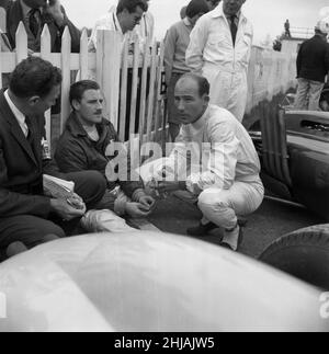 Courses automobiles à Goodwood.Stirling Moss, pilote de course ACE, a eu un miracle d'évasion de la mort lorsqu'il s'est écrasé à 120 miles par heure.Sur la photo, Moss discutant à Graham Hill immédiatement avant la course que Hill a gagné, et Moss s'est écrasé.23rd avril 1962. Banque D'Images