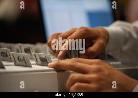 Bogota, Colombie.27th janvier 2022.Un agent de migration colombien recherche un permis de séjour temporaire pour un migrant vénézuélien le 27 janvier 2022.Colombie migration organise des événements de masse pour accorder plus de 70,000 000 ID d'autorisation temporaire aux migrants vénézuéliens en l'espace de 7 jours.Crédit : long Visual Press/Alamy Live News Banque D'Images