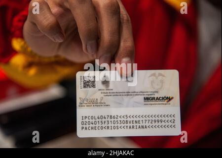 Bogota, Colombie.27th janvier 2022.Un agent de migration colombien recherche un permis de séjour temporaire pour un migrant vénézuélien le 27 janvier 2022.Colombie migration organise des événements de masse pour accorder plus de 70,000 000 ID d'autorisation temporaire aux migrants vénézuéliens en l'espace de 7 jours.Crédit : long Visual Press/Alamy Live News Banque D'Images