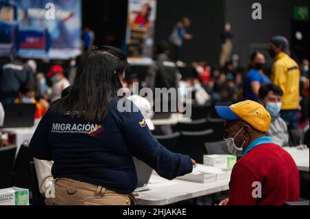 Bogota, Colombie.27th janvier 2022.Les officiers du bureau des migrations de Colombie 'Migracion Colombia' aident les migrants vénézuéliens dans le processus de documentation le 27 janvier 2022.Colombie migration organise des événements de masse pour accorder plus de 70,000 000 ID d'autorisation temporaire aux migrants vénézuéliens en l'espace de 7 jours.Crédit : long Visual Press/Alamy Live News Banque D'Images