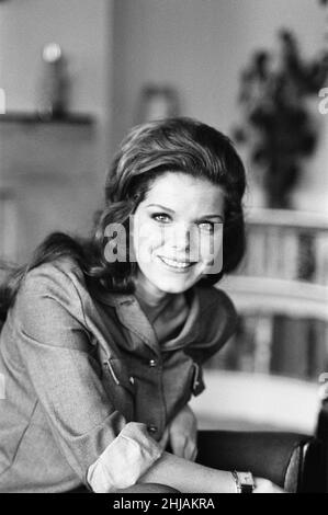 Samantha Eggar, actrice britannique, est interviewé par Donald Zec, journaliste de Daily Mirror, à son appartement à Londres, le lundi 11th novembre 1963. Banque D'Images