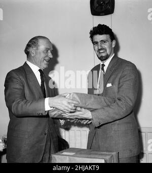 Matt Busby, le directeur de Manchester United, et Jimmy Hill, le directeur de Coventry City, échangent des cadeaux à la suite de leur match amical au Glenmalure Park, qui abrite à l'époque Shamrock Rovers.Les équipes se sont rendu en Irlande pour s'entraîner, tandis que la neige et le froid ont mis fin à la ligue nationale.Le jeu s'est terminé par un tirage de 2-2.Vers janvier 1963 Banque D'Images