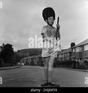 David Kilgour, 8 ans, veut être un soldat vu chez lui à Mochdre, dans la baie de Colwyn, avec les membres réguliers de son armée.22nd juin 1963. Banque D'Images