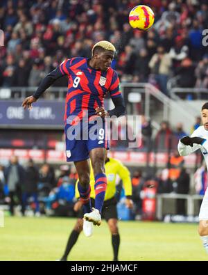 Columbus, Ohio, États-Unis.27th janvier 2022.Les États-Unis font avancer Gyasi Zardes (9) tente l'entête contre El Salvador à Columbus, Ohio, États-Unis.Crédit : Brent Clark/Alay Live News Banque D'Images