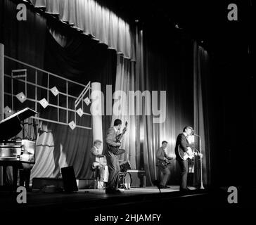 Phil Everly de Ther Everly Brothers chantant sur scène au Granada Cinema à East Ham, Londres sans son frère qui a un empoisonnement alimentaire et se remet dans un hôpital de Londres octobre 1962 Banque D'Images