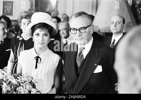 Sir Laurence Olivier, à l'ambassade italienne de Grosvenor Square, Londres, pour recevoir l'accolade théâtrale italienne, le David di Donatello Award, nommé d'après le David de Donatello, et décerné par l'Académie du cinéma italien, jeudi 30th mai 1963.Le prix a été remis par l'actrice italienne Gina Lollobrigida, elle a survolé spécialement pour l'occasion. Banque D'Images