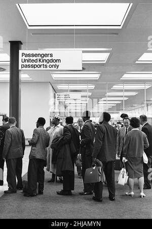 La Commonwealth Immigration Act entre en vigueur à l'aéroport de Londres Heathrow.1st juillet 1962.certains passagers du vol 264 de B.O.A.C. de Lagos passant par le salon d'arrivée dans les salles d'entrevue de l'immigration Banque D'Images