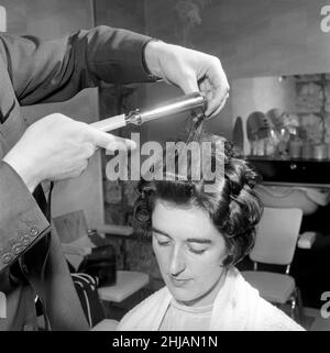 Femme a ses cheveux coupés et courbés à la commodes de cheveux, 7th juin 1962 Banque D'Images