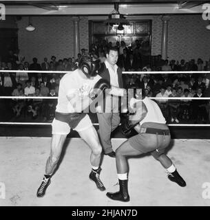 Henry Cooper vu ici (à gauche) en formation au Bellingham pour son combat contre Cassius Clay à Wembley.16th juin 1963 Banque D'Images