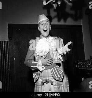 Bruce Forsyth en costume écossais dans lequel il apparaît lors d'un nouveau spectacle Palladium.1st juin 1962. Banque D'Images