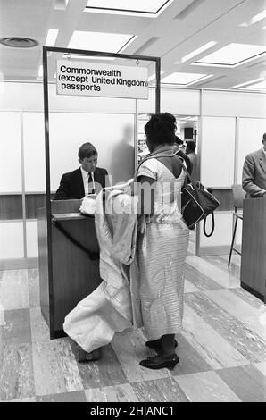 La Commonwealth Immigration Act entre en vigueur à l'aéroport de Londres Heathrow.1st juillet 1962.un des passagers du vol 264 de B.O.A.C. de Lagos passant par le contrôle des passeports Banque D'Images