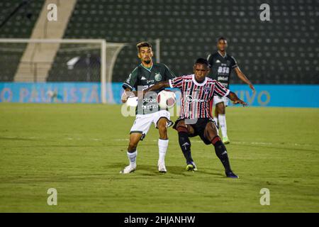 Campinas, Brésil.27th janvier 2022.Dispute lors de Guarani X São Paulo tenue au stade d'or de la princesse à Campinas, SP.Crédit: Pedro Teixeira/FotoArena/Alamy Live News Banque D'Images