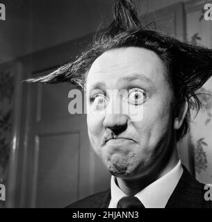 Le comédien Ken Dodd, photographié à la maison pour un reportage de Donald Zec.7th octobre 1963. Banque D'Images