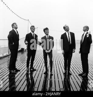 Le groupe pop de Manchester Freddie et les Dreamers sur Britannia Pier à Great Yarmouth, Norfolk.Le groupe est composé de la chanteuse Freddie Garrity et des membres du groupe Roy Crewdson, Pete Birrell, Derek Quinn et Bernie Dwyer.8th septembre 1963 Banque D'Images