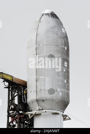 Cape Canaveral, États-Unis.27th janvier 2022.Une fusée SpaceX Falcon 9 est prête pour le lancement au PAD 40 à la station de la Force spatiale de Cape Canaveral à Cape Canaveral.Le lancement prévu aujourd'hui a été retardé de 24 heures en raison de conditions météorologiques défavorables.La fusée transporte le deuxième satellite de surveillance radar COSMO-SkyMed deuxième génération, ou CSG 2, pour ASI, l'agence spatiale italienne.Crédit : SOPA Images Limited/Alamy Live News Banque D'Images