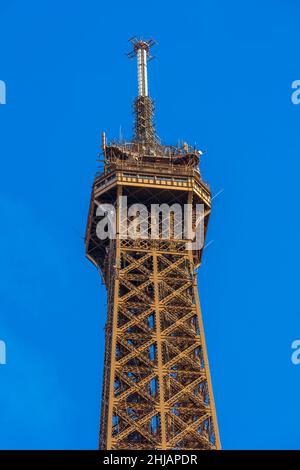 FRANCE.PARIS (75) 7TH ARRONDISSEMENT.LA TOUR EIFFEL (324 M DE HAUT) AU BORD DE LA SEINE.CONSTRUIT PAR GUSTAVE EIFFEL POUR L'EXPOSITION UNIVERSELLE DE PARIS Banque D'Images