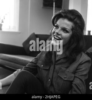 Samantha Eggar, actrice britannique, est interviewé par Donald Zec, journaliste de Daily Mirror, à son appartement à Londres, le lundi 11th novembre 1963. Banque D'Images