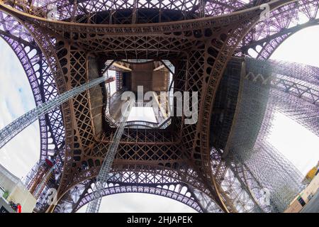 FRANCE.PARIS (75) 7TH ARRONDISSEMENT.LA TOUR EIFFEL (324 M DE HAUT) AU BORD DE LA SEINE.CONSTRUIT PAR GUSTAVE EIFFEL POUR L'EXPOSITION UNIVERSELLE DE PARIS Banque D'Images