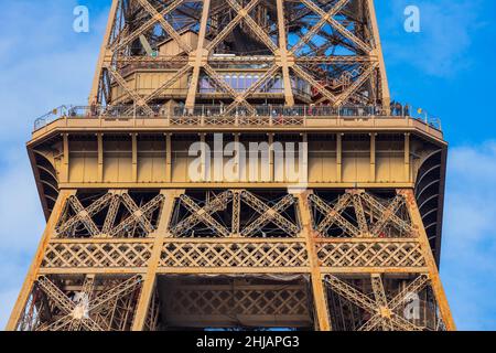 FRANCE.PARIS (75) 7TH ARRONDISSEMENT.LA TOUR EIFFEL (324 M DE HAUT) AU BORD DE LA SEINE.CONSTRUIT PAR GUSTAVE EIFFEL POUR L'EXPOSITION UNIVERSELLE DE PARIS Banque D'Images