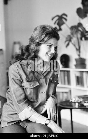 Samantha Eggar, actrice britannique, est interviewé par Donald Zec, journaliste de Daily Mirror, à son appartement à Londres, le lundi 11th novembre 1963. Banque D'Images