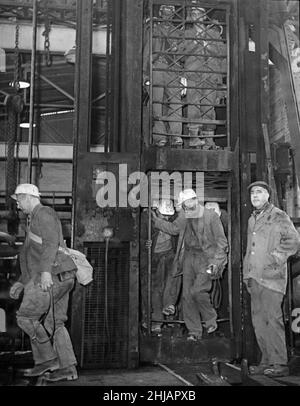 Des mineurs débarquant à la mine de charbon Hamstead, à West Bromwich, à la nouvelle que la mine sera fermée en 1965.22nd janvier 1962 Banque D'Images