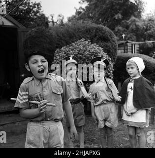 David Kilgour, 8 ans, veut être un soldat vu chez lui à Mochdre, dans la baie de Colwyn, avec les membres réguliers de son armée.Il s'agit de son frère Richard Kilgour, 5 ans, Howard Griffiths, 6 ans et Sandra Edwards, 5 ans.22nd juin 1963. Banque D'Images