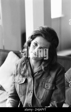 Samantha Eggar, actrice britannique, est interviewé par Donald Zec, journaliste de Daily Mirror, à son appartement à Londres, le lundi 11th novembre 1963. Banque D'Images