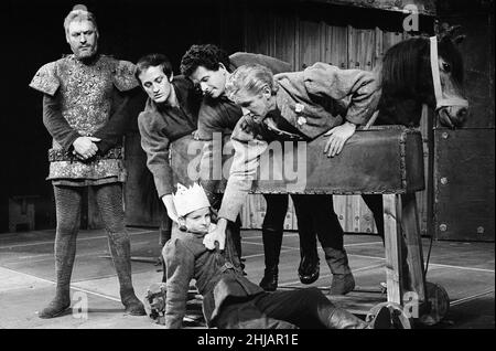 Appel photo pour la pièce William Shakespeare « Edward IV » au Royal Shakespeare Memorial Theatre, Stratford-upon-Avon.Sur la photo, Donald Sinden (Richard de York), Charles Kay (Clarence), Ian Holm (Richard de Gloucester), Roy Dotrice (Edward IV), et un garçon sur le plancher Peter Gatrell (comte de Rutland).15th juillet 1963. Banque D'Images