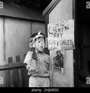 David Kilgour, 8 ans, veut être un soldat vu chez lui à Mochdre, dans la baie de Colwyn, avec les membres réguliers de son armée.22nd juin 1963. Banque D'Images