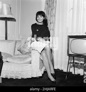 Rosanna Schiaffino, actrice italienne, au Royaume-Uni à la vedette dans le nouveau film, The long Ships, photographié dans sa suite à l'hôtel Dorchester, Londres, lundi 7th octobre 1963. Banque D'Images