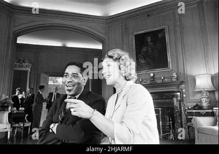 John Birks 'Dizzy' Gillespie était un trompettiste de jazz américain, un chef de bande, un compositeur et un chanteur occasionnel.(image) Dizzy Gillespie Jazz Man à fort Belvedere près d'Ascot.5th juin 1963 Banque D'Images