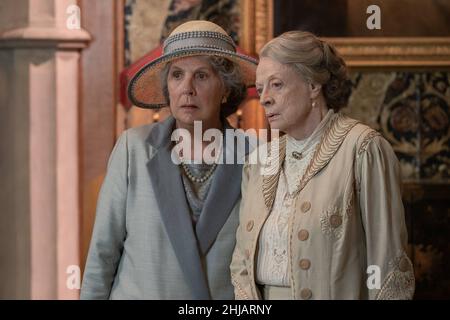 DATE DE SORTIE: 8 mars 2022 TITRE: Downton Abbey: A New Era STUDIO: Universal Pictures DIRECTOR: Simon Curtis PLOT: Suivi du long métrage de 2019 dans lequel la famille Crawley et le personnel de Downton ont reçu une visite royale du roi et de la reine de Grande-Bretagne.AVEC: PENELOPE WILTON comme Isobel Merton, MAGGIE SMITH comme Violet Grantham.(Image de crédit : © Universal Pictures/Entertainment Pictures) Banque D'Images